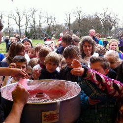 suikerspinnen uitdelen in gieten